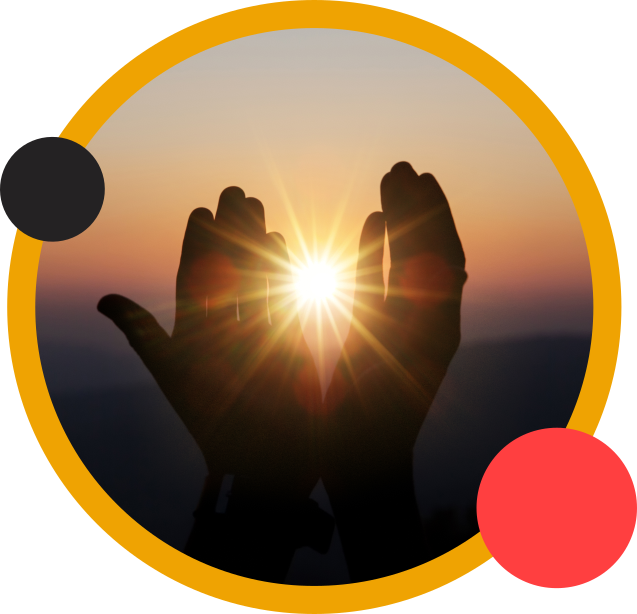 Mani giunte di fronte al sole