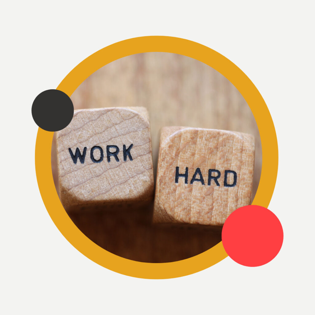 Dadi in legno con scritta work hard